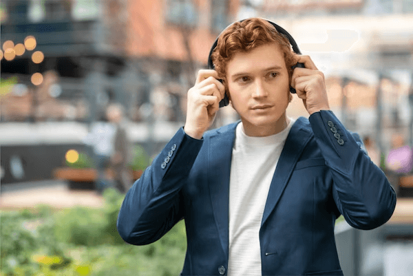 Đeo tai nghe WH-1000XM4 trong quán cà phê