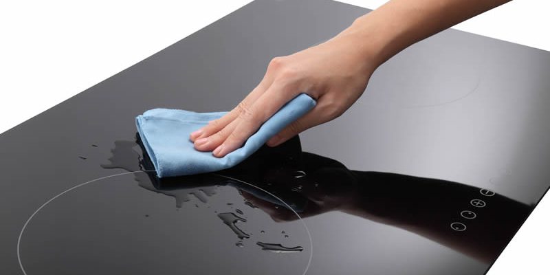 Vệ sinh mặt kính bếp từ
